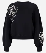 Saco de algodón color negro con cuello redondo y diseño de bordado floral en color blanco en el frente y las mangas.