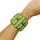 Pulsera elástica de resina color crema, estilo moderno.