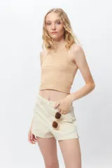 Crop top a rayas color naranja y blanco, sin mangas y con cuello redondo.