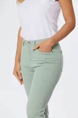 Pantalón blanco de jean, tiro medio, corte recto y cinco bolsillos.