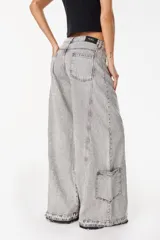 Jean wide leg de tiro alto en color gris con efecto acid wash, bolsillos funcionales, costuras marcadas y ruedo desflecado.