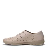 Zapatos casuales de cuero color crema, con diseño perforado en toda la superficie, cordones elásticos y suela de goma flexible.