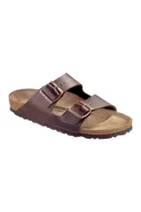 Sandalias Birkenstock Arizona color marrón chocolate, con dos correas ajustables con hebillas metálicas color cobre.