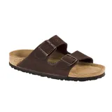 Sandalia Birkenstock modelo Arizona con dos correas ajustables de cuero aceitado, plantilla anatómica de corcho y suela de goma.