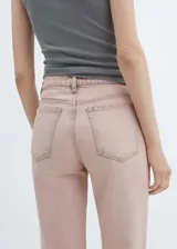 Pantalón de jean estilo vaquero en color rosado, con diseño de corte recto y largo crop. Presenta cinco bolsillos, trabillas para cinturón, cierre de cremallera con botón y bajo deshilachado.
