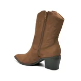 Bota texana de caña media en color marrón, confeccionada en material tipo gamuza. Presenta costuras decorativas con diseño de llamas en la caña, taco cuadrado de altura media y punta fina. Incluye un aplique metálico con el logo de la marca en la parte superior.