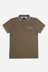 Remera polo azul marino de manga corta, con cuello y puños a rayas blancas y verde militar. Presenta un bolsillo en el pecho con detalle de franja a rayas y el logo de la marca "Brooksfield" bordado en dorado.
