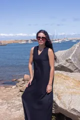 Vestido largo de lino color negro, sin mangas, con escote en V y corte recto.