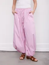 Pantalón palazzo tiro alto con estampado a rayas horizontales rojas, celestes y blancas. Cuenta con cintura elástica y puños ajustables en los tobillos.