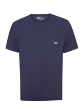 Remera de manga corta RKF, color azul marino, con cuello redondo y bolsillo frontal en el pecho que presenta un bordado de un pato.
