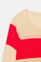 Jersey de punto color beige con cuello redondo y manga larga, con bajo de aberturas laterales y acabados en rib.