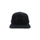 Gorra tipo trucker color negro con parches de cuero en relieve con diseño de cruces en el frente, visera plana y botón superior metálico con detalles de plata.