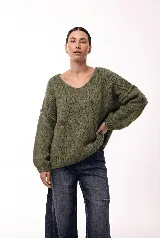 Sweater de punto de textura liviana con escote amplio y mangas largas levemente abullonadas. Presenta un calce relajado y holgado.