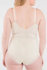 Body modelador reductor color crudo, con aro y detalles de puntilla. Breteles elásticos regulables y broche en la entrepierna.
