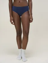 Bombacha clásica de tiro medio confeccionada en microfibra seamless, diseñada para brindar comodidad y un ajuste suave sin marcas. Cuenta con fundillo de algodón para mayor frescura.