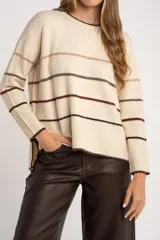 Sweater de punto con diseño de rayas horizontales en tonos neutros, cuello redondo, manga larga y puños acanalados.