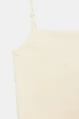 Body de escote recto con tirantes finos ajustables y cierre inferior con botones a presión.