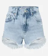 Short de jeans de mujer, modelo slim fit, color celeste claro con efecto desgastado y terminación deshilachada en el ruedo. Presenta tiro alto, trabillas para cinturón y cierre frontal tradicional.