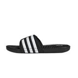 Sandalias tipo slide Adidas Adissage, color negro con tres franjas blancas en la tira superior ajustable con velcro. La plantilla presenta un diseño texturizado con protuberancias para masaje.