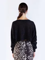 Sweater de punto color tostado con brillo lurex, escote bote, mangas largas y corte corto (cropped) holgado.