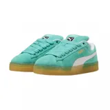 Championes Puma modelo Suede XL, color azul vibrante con detalles en blanco. Presentan un diseño clásico de gamuza con cordones anchos, suela de goma texturizada y el logo de la marca en dorado en el lateral.