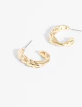 Aros plateados tipo argolla de 1 cm de diámetro con textura labrada.