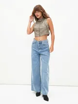 Chaleco corto gris con cierre frontal, cuello alto y bolsillos con cierre.