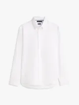Camisa de twill blanca de manga larga, con cuello flexible, cierre frontal de botones y detalles distintivos de la marca Tommy Hilfiger.