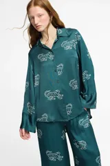 Pantalón ancho de seda viscosa color verde petróleo con estampado de tigres blancos. Cuenta con bolsillos laterales y elástico en la cintura.