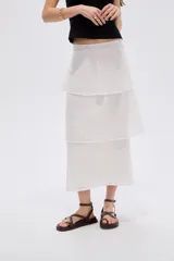 Falda midi blanca de viscosa con diseño de múltiples volados en capas.