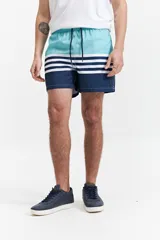 Short de baño celeste con estampado de motivos marinos en blanco. Tiene cintura elástica con cordón ajustable, dos bolsillos laterales y uno trasero.