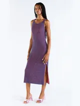 Vestido midi sin mangas confeccionado en punto jersey de tejido italiano con hilo Lurex en dos colores que aporta brillo sutil. Presenta escote bote redondeado y aberturas laterales.