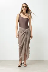 Pareo largo de color rojo, confeccionado en tela liviana con textura arrugada, ideal para usar sobre trajes de baño.