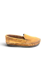 Mocasines de cuero marrón Pierre Bogalle, diseño clásico con costuras visibles alrededor de la puntera y suela plana.