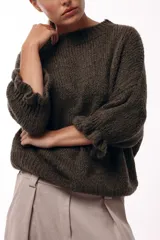 Sweater de tejido de punto con silueta relajada, cuello redondo y mangas tres cuartos con volumen abuchado.