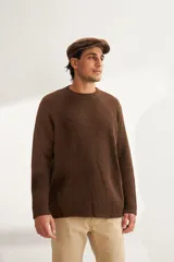 Sweater marrón de punto fantasía, de lana fina sin teñir, con terminaciones elásticas en puños y ruedo.