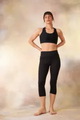 Calza deportiva negra capri, tiro alto y corte ajustado.