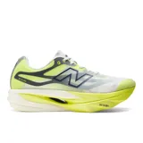Championes de running New Balance FuelCell SC Elite V6, color amarillo flúor y blanco con detalles en azul marino y gris. Diseñados con entresuela ultralensible de PEBA, placa de fibra de carbono y parte superior de malla transpirable con tecnología FantomFit.