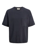 Remera azul de algodón con cuello redondo, manga corta, corte holgado y bolsillo en el pecho.