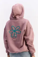 Buzo canguro negro con capucha regulable, bolsillo frontal y estampa gráfica en la espalda. Confeccionado en tejido de algodón y poliéster, con un fit relajado.