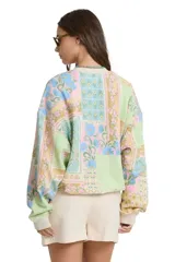 Buzo Billabong modelo Love Crush Kendal Crew, con diseño estampado tipo patchwork en tonos celestes, rosados y verdes, cuello redondo y mangas largas.
