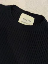 Sweater color camel de tejido de punto acanalado, con cuello redondo y botones decorativos en las mangas. Hecho en Uruguay.