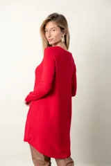 Buzo largo de punto color blanco, con cuello redondo, bolsillos delanteros y aberturas laterales.