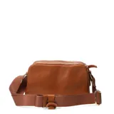 Cartera bandolera Bottero de cuero color marrón caramelo, con textura granulada, bolsillo frontal con cierre y correa ajustable.