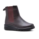 Bota corta de cuero color marrón, con elásticos laterales y suela de plataforma negra.