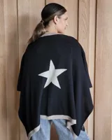 Ruana de tejido de punto en color crema con detalle de estrella grande en color verde lima en la espalda y bordes en tono arena.