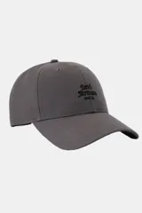Gorra Levi's de color gris con diseño clásico de visera curva y cierre ajustable en la parte trasera. Cuenta con el logotipo bordado en contraste en el panel frontal.