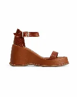 Sandalias negras de plataforma con taco cuña, tira delantera fina y tira al tobillo con hebilla ajustable.