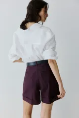 Short de tiro alto color bordó en mezcla de lino, con pliegues frontales, bolsillos al bies y bajos con vuelta cosida.