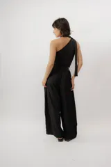 Pantalon sastrero azul marino, de corte ancho y fluido, con cintura elastizada y diseño holgado.